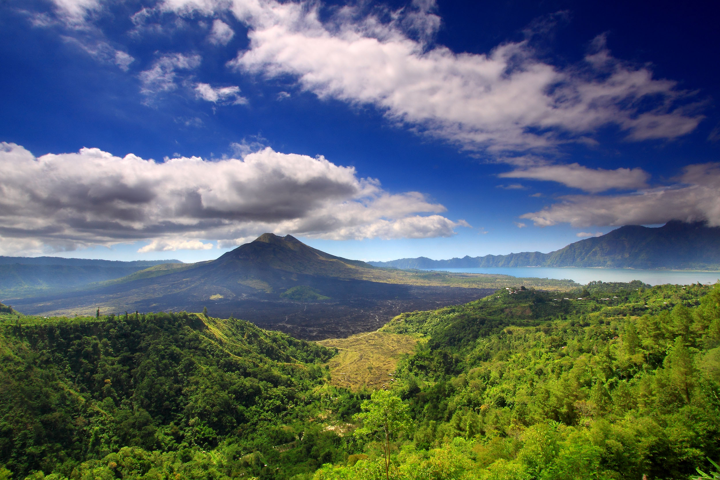 Batur_volcano_and_lake